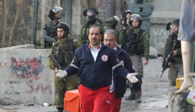 اصابة ثلاثة فلسطينيين بجروح بعد محاولة طعن في الخليل