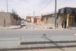 بالصور.. القمامة تخرج سكان حي 400 سكن بقطع الطريق بوسط الوادي