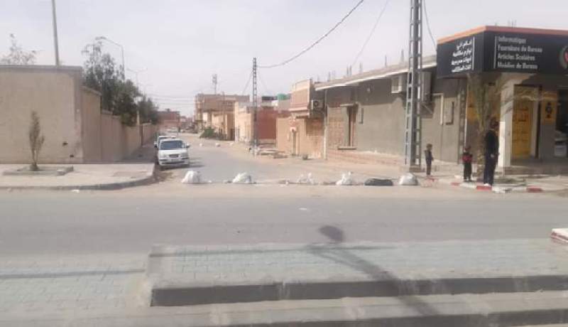 بالصور.. القمامة تخرج سكان حي 400 سكن بقطع الطريق بوسط الوادي