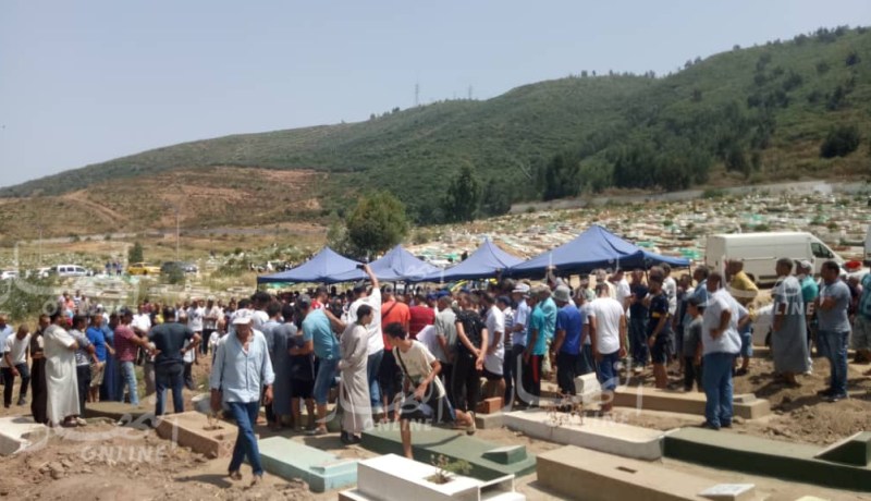 بالصور.. جثمان الفكاهي “عمو رفيق” يوارى الثرى بمقبرة بوقنطاس بعنابة