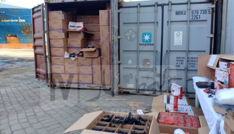 حجز أكثر من 60 ألف جهاز إستقبال البث التلفزيوني و600 قطعة سلاح أبيض بميناء عنابة