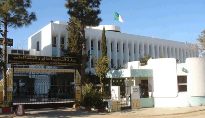 وزارة التعليم العالي توظف 671 أستاذ محاضر استشفائي جامعي