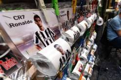 “نابولي” يسوق لصورة “رونالدو” على مناديل المرحاض !!