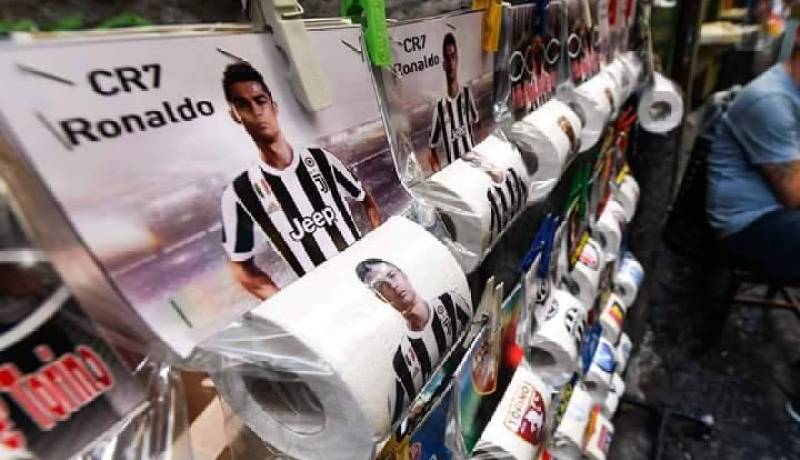 “نابولي” يسوق لصورة “رونالدو” على مناديل المرحاض !!