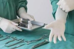 جراح بريطاني ينقش أحرف إسمه على كبد مرضاه!!