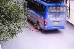 بالفيديو.. نجاة طفل رغم مرور حافلة فوق جسده