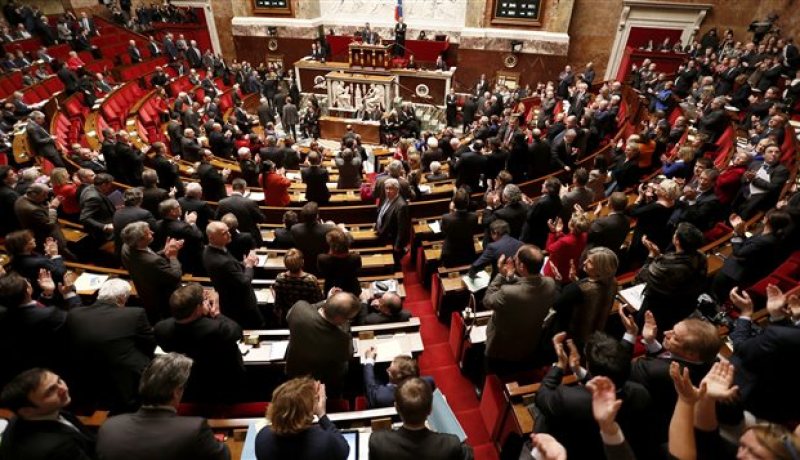النواب الفرنسيون يوافقون على إدراج حالة الطوارئ في الدستور