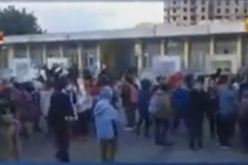 بالفيديو تلاميذ ابتدائية يحتجون بطريقة غريبة على أوضاع الدراسة