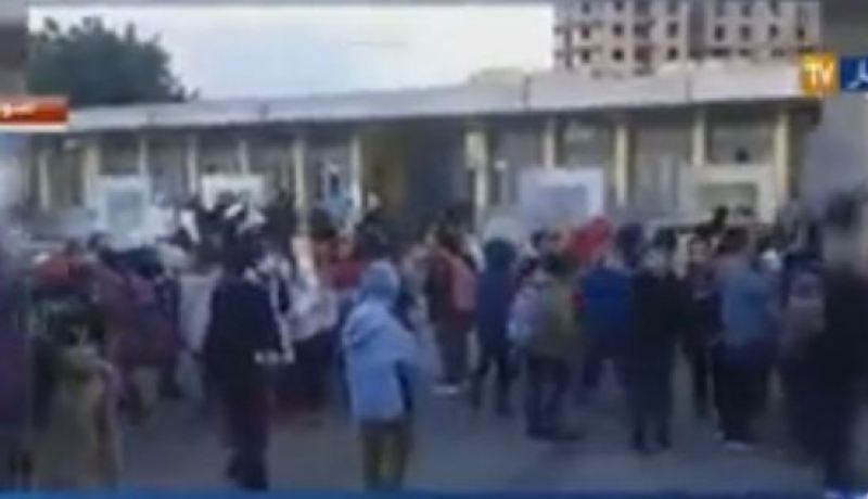 بالفيديو تلاميذ ابتدائية يحتجون بطريقة غريبة على أوضاع الدراسة