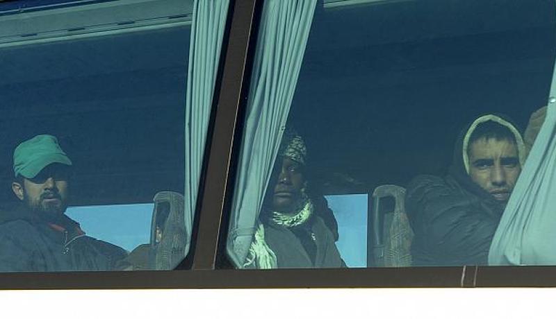 الشرطة اليونانية تبدأ عملية إجلاء اللاجئين على حدودها مع مقدونيا