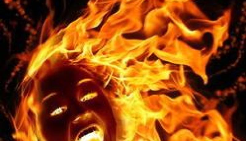 عروس تضرم النار في جسدها داخل غرفة نومها بمغنية