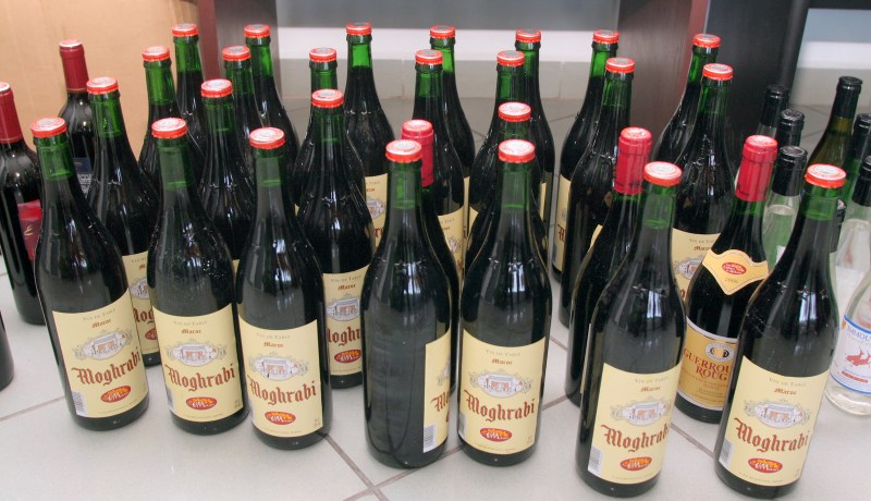 شرطة تالوت تحبط تهريب 1200 قارورة خمر بالطريق السيار في تلمسان