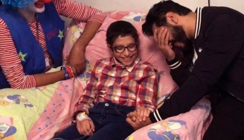 تامر حسني ينهار أمام طفلة مريضة بالسرطان