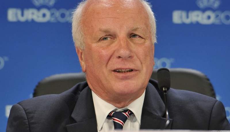 إنجلترا تطالب بإنسحاب 10 دول كبرى من مونديال روسيا لإسقاط بلاتر