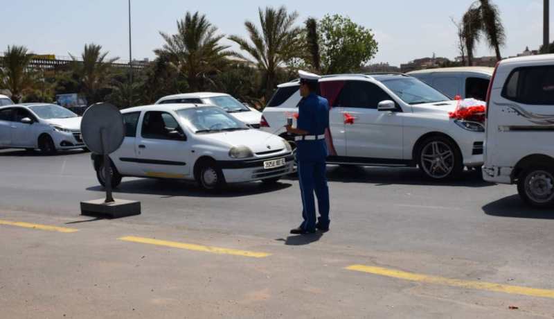 الأمن الوطني يحذر من مخاطر وضع “الفيمي” على زجاج المركبات