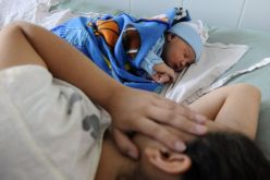 رضيع يعود للحياة بعد أن عانقه والداه لوداعه