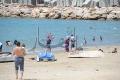 جزائريون ينزحون إلى الشواطئ في أول أيام رمضان