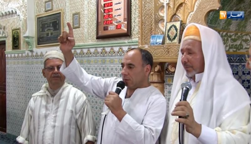 بالفيديو.. فرنسي يشهر إسلامه في مسجد عبد القادر دهنان بالشلف