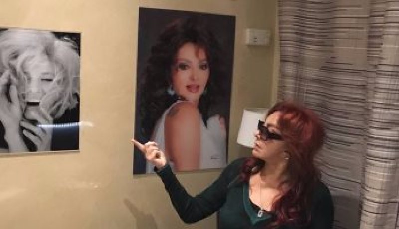 مطعم إيطالي بباريس يضع صورة نبيلة عبيد بجانب مشاهير هوليوود