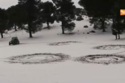 شاهد ما يفعله هذا المواطن ليفك العزلة عن إخوانه المواطنين المحاصرين بالثلوج في تيسمسيلت