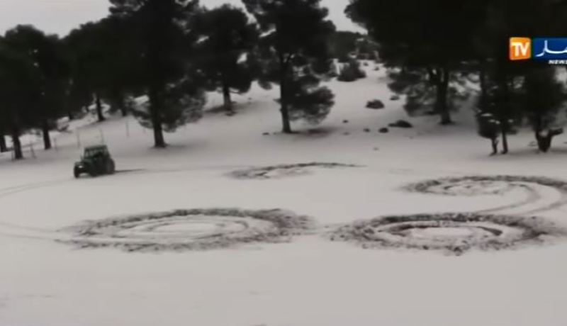 شاهد ما يفعله هذا المواطن ليفك العزلة عن إخوانه المواطنين المحاصرين بالثلوج في تيسمسيلت