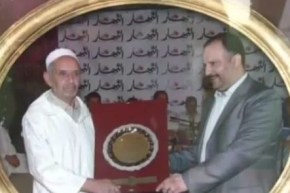 تكريم والد المدير العام لمجمع النهار المجاهد مقدم بن سليمان