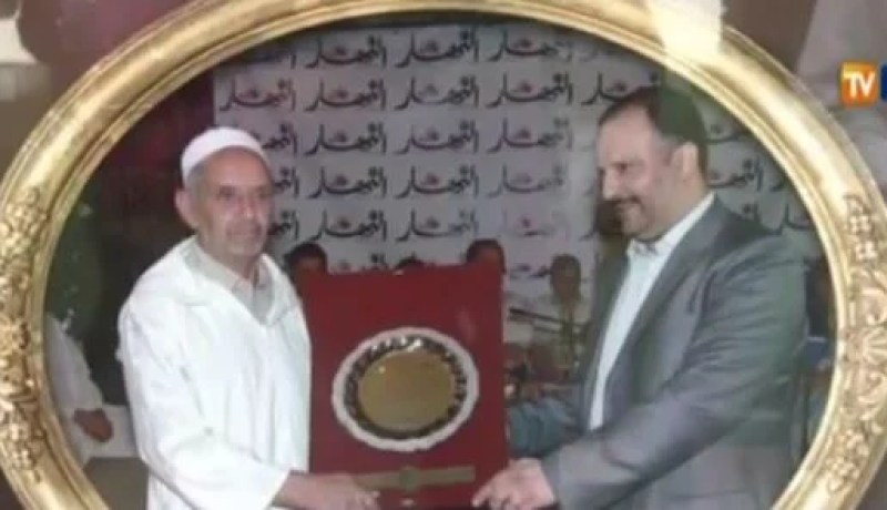 تكريم والد المدير العام لمجمع النهار المجاهد مقدم بن سليمان