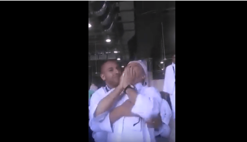 بالفيديو كفيف يسترد بصره في بيت الله الحرام بمكّة المكرمة