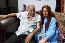 أول صورة واضحة لمخرج الفيلم المسيء مع بطلته الشابة