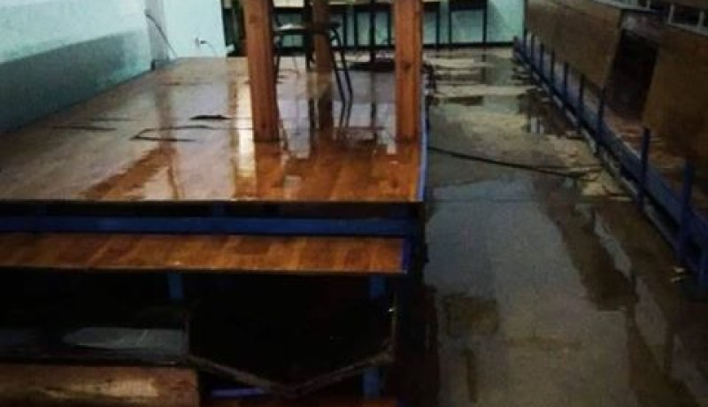 بالفيديو والصور.. كلية الطب بجامعة وهران تغرق في المياه والطلبة في إضراب