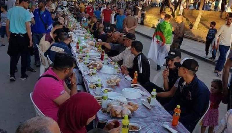 بالصور.. أكبر مائدة إفطار جماعي في الجمعة 12 من الحراك الشعبي ببرج بوعريريج