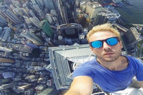 بالفيديو شاب ينتقم من سياح مدمنين على إلتقاط السيلفي بطريقة غريبة