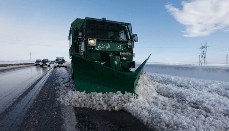 إنقطاع حركة المرور بالطريق الرابط بين تيسمسيلت وعين الدفلى جراء الثلوج