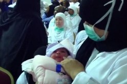 بالفيديو .. ولادة أصغر حاجة أثناء تأدية مناسك الحج