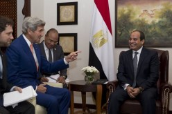 بالفيديو .. حارس السيسي يسأل كيري: هل لديك هاتف بكاميرا؟