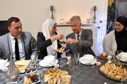 بالصور..ملك بلجيكا يحقّق أمنيته ويفطر مع عائلة مسلمة