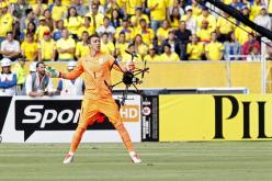 حارس مرمى فريق الأورغواي يُبعِد عن الميدان طائرة دون طيار