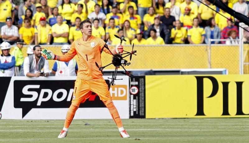 حارس مرمى فريق الأورغواي يُبعِد عن الميدان طائرة دون طيار