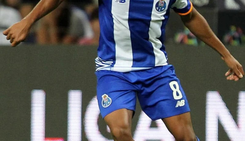 براهيمي يغيب لأسبوعين ولن يواجه الصهاينة في تل أبيب بسبب الإصابة