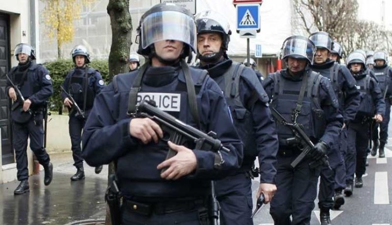الشرطة الفرنسية تقتل رجلا بعد اعتدائه على شرطية في باريس
