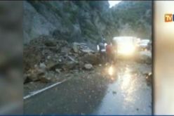 بالفيديو .. انهيارات صخرية تتسبب في غلق الطريق الوطني رقم 1 بالمدية