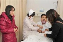 صيني لم يغلق فمه منذ 21 سنة