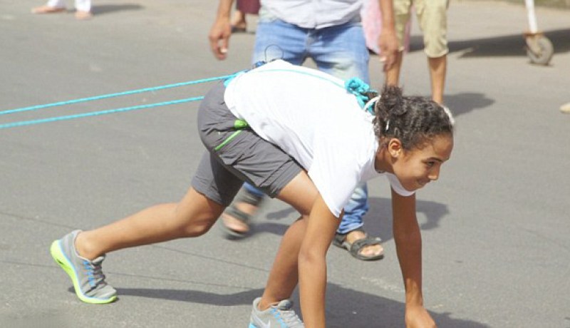 فيديو لفتاة مغربية تسحب سيارة بشعرها في برنامج المواهب