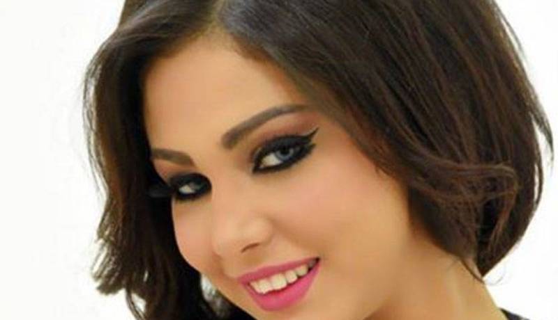 بالصورة ابتسام تتوج ملكة جمال الأكاديمية بفستان ممزق