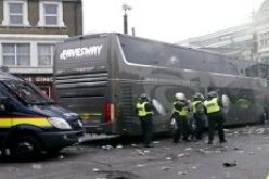 بالفيديو.. لاعبوا مانشستر يونايتد يتعرضون لهجوم على حافلتهم