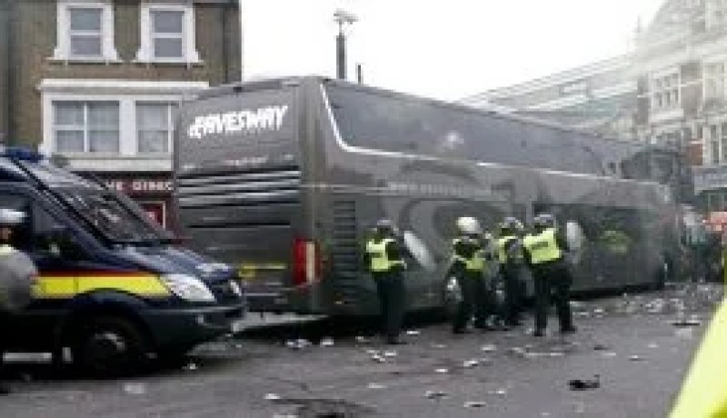 بالفيديو.. لاعبوا مانشستر يونايتد يتعرضون لهجوم على حافلتهم