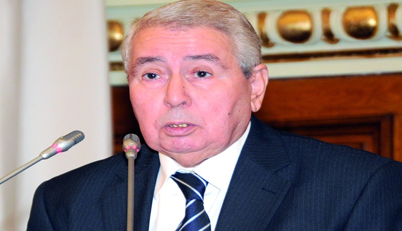 الرئيس الفرنسي أول من يعـلم