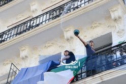 بالفيديو والصور.. هكذا خفّف سكان العمارات حرارة الطقس على المشاركين في مسيرة اليوم