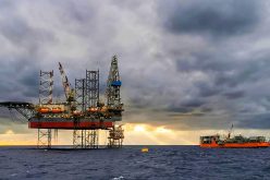 ارتفاع أسعار النفط  في ظل احتمال تراجع وصول إمدادات إيرانية إضافية إلى السوق