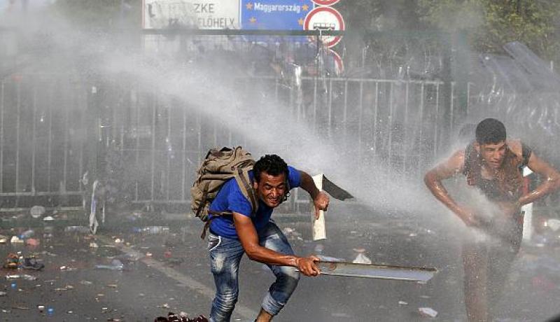 اشتباكات بين اللاجئين والشرطة في حدود المجر مع  صربيا